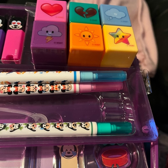 Disney Bundle 2 art sets one 3 tier art set 1 Minnie Mouse art set& sunglas bund - Picture 5 of 15